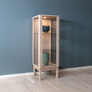 Klim 301 vitrine i hvit oljet eik